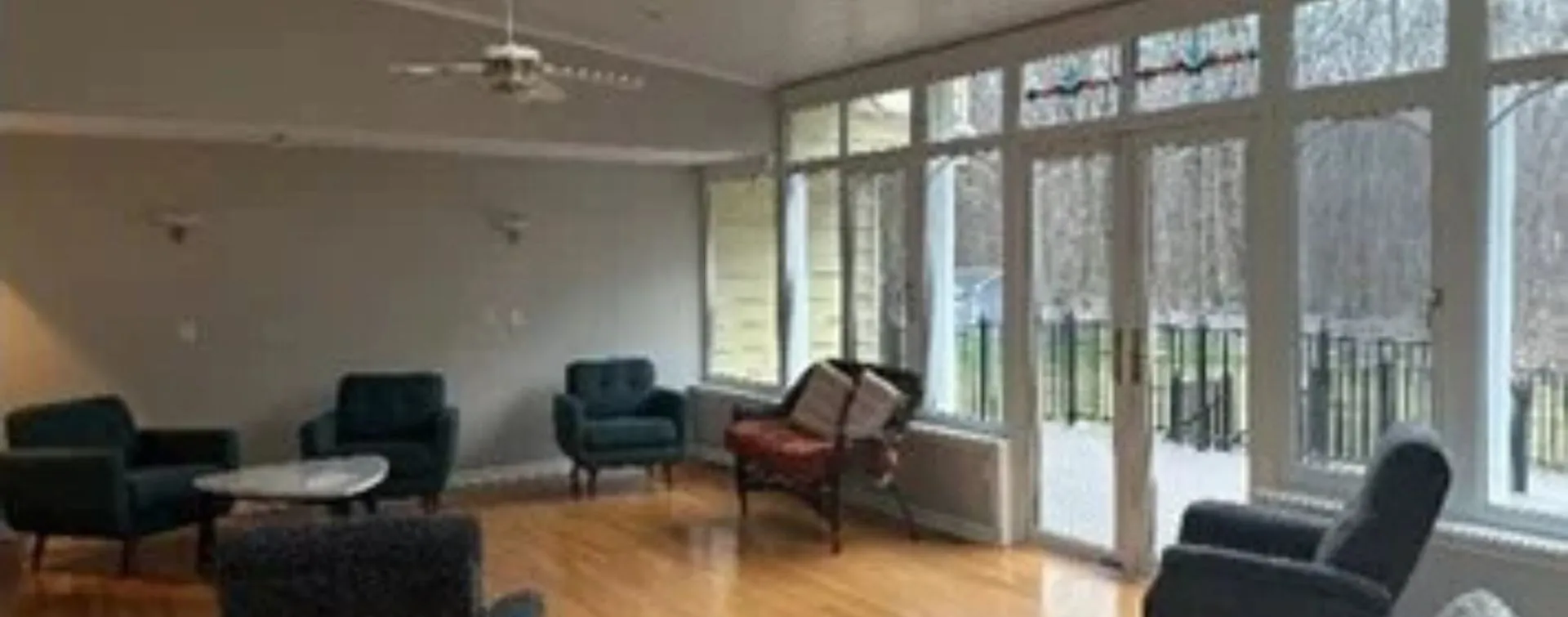 RiyOhm_Location_Page_Sober_Lifestyle_Sitting_Area